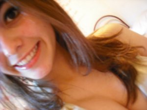 camila meneghetti